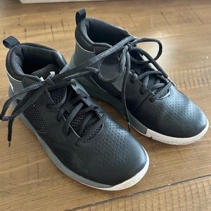 Boys Under Armour Basketball Shoes Size 2.5